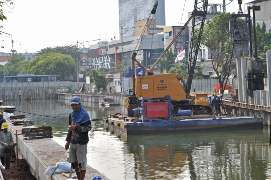 Pembangunan turap di Kali Ciliwung Lama