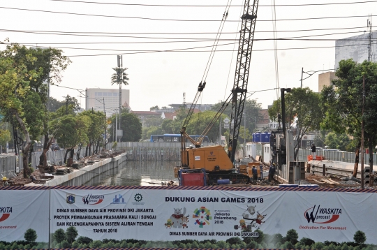 Pembangunan turap di Kali Ciliwung Lama