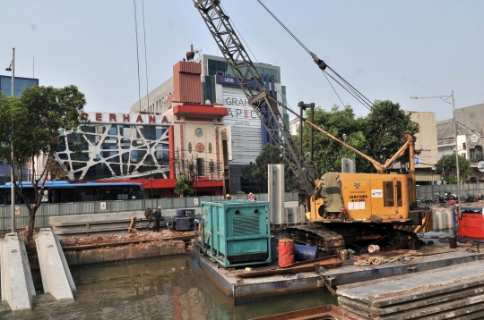 Pembangunan turap di Kali Ciliwung Lama