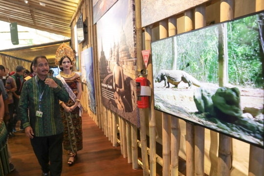 Kunjungi pameran, Menteri Arief Yahya dikelilingi para 'bidadari'