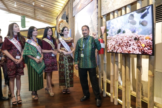 Kunjungi pameran, Menteri Arief Yahya dikelilingi para 'bidadari'