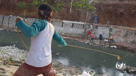 Cegah longsor, pinggiran Kali Cijantung dibuatkan turap