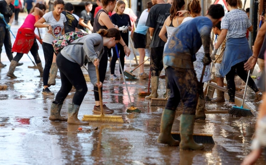 Kekompakan warga Spanyol gotong-royong bersihkan lumpur usai banjir bandang
