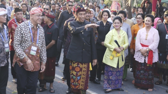 Dalam balutan pakaian adat, Jokowi buka Karnaval Budaya Bali