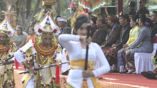 Dalam balutan pakaian adat, Jokowi buka Karnaval Budaya Bali