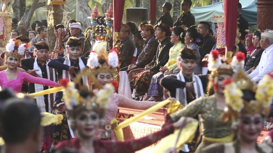 Dalam balutan pakaian adat, Jokowi buka Karnaval Budaya Bali