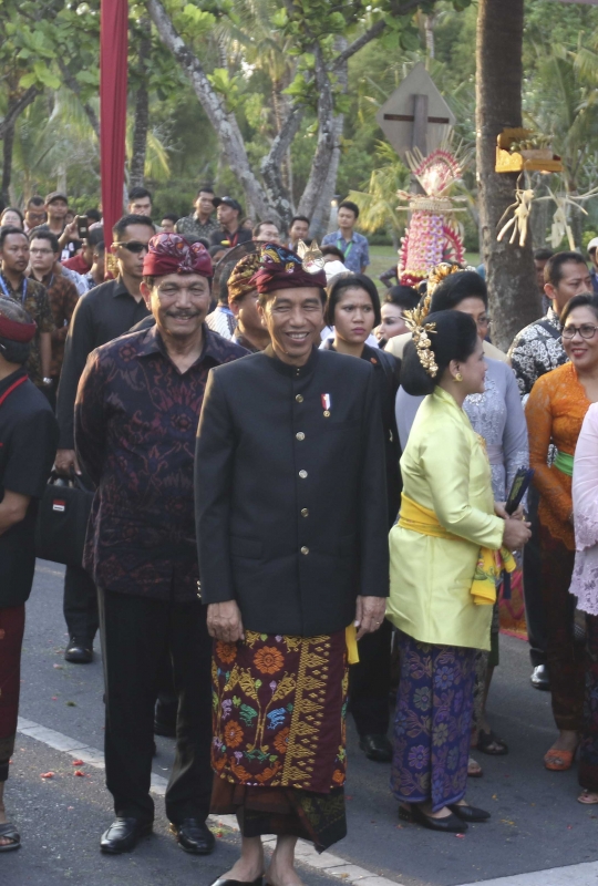 Dalam balutan pakaian adat, Jokowi buka Karnaval Budaya Bali