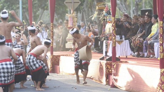 Dalam balutan pakaian adat, Jokowi buka Karnaval Budaya Bali