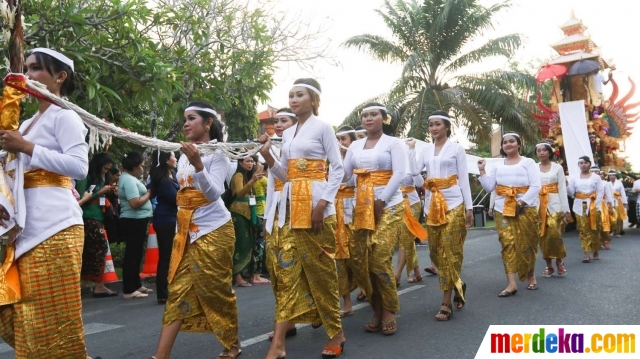 Foto Kemeriahan Karnaval  Budaya Bali  di pertemuan 