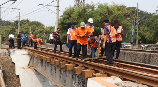 KRL anjlok dekat Stasiun Palmerah