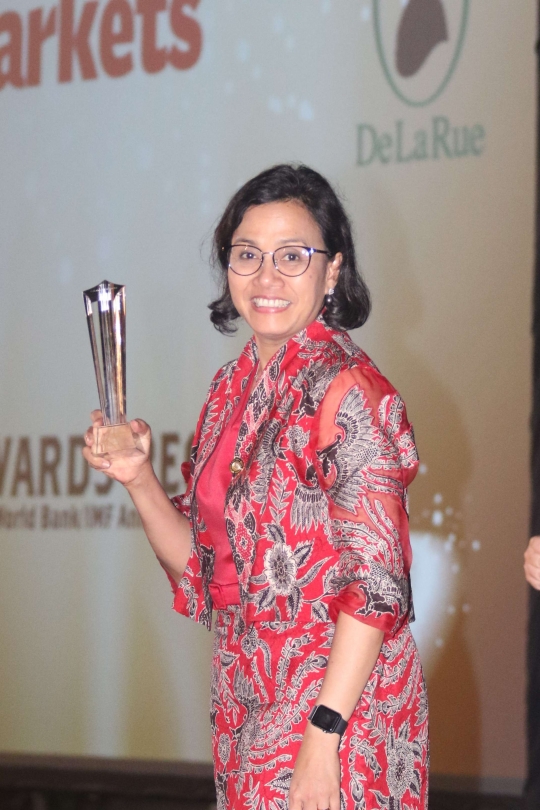 Semringah Sri Mulyani raih Menteri Keuangan Of The Year 2018