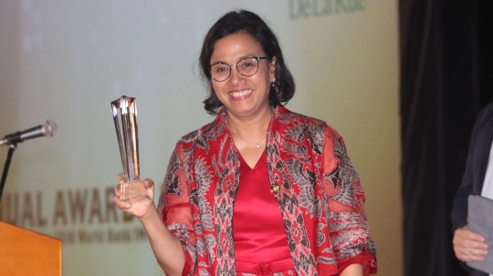 Semringah Sri Mulyani raih Menteri Keuangan Of The Year 2018