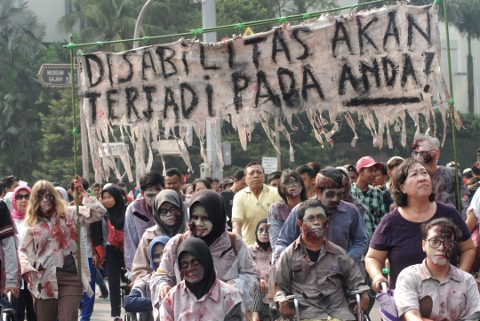 Penyandang disabilitas berkostum zombie berkeliaran di car free day