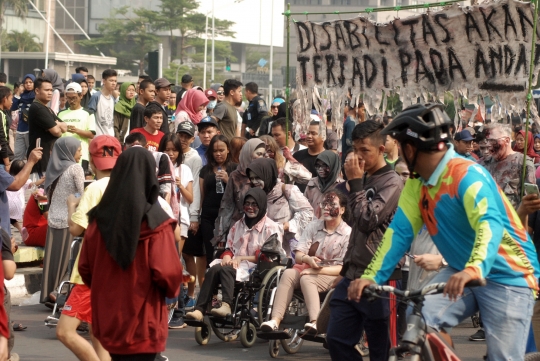 Penyandang disabilitas berkostum zombie berkeliaran di car free day