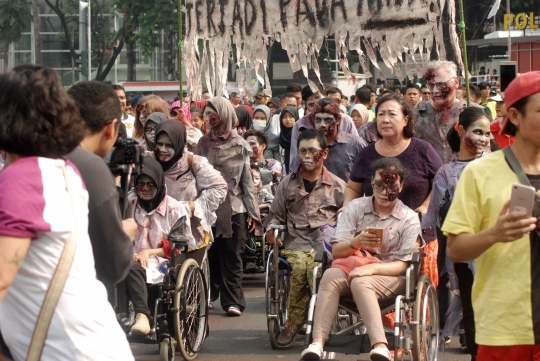 Penyandang disabilitas berkostum zombie berkeliaran di car free day
