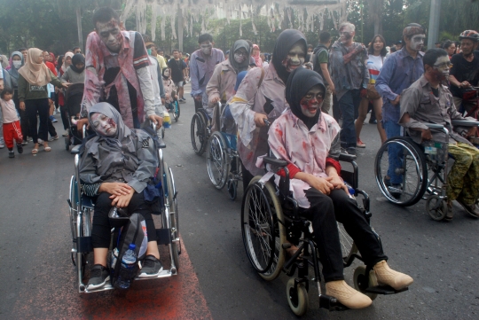 Penyandang disabilitas berkostum zombie berkeliaran di car free day