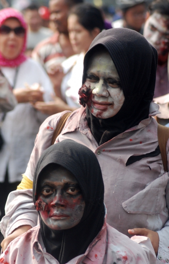Penyandang disabilitas berkostum zombie berkeliaran di car free day