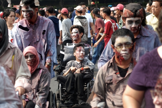 Penyandang disabilitas berkostum zombie berkeliaran di car free day