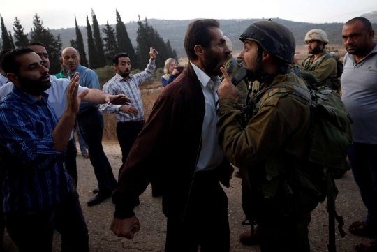 Protes penutupan sekolah, warga Palestina adu mulut dengan tentara Israel