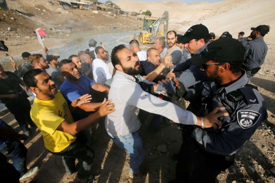 Protes penutupan sekolah, warga Palestina adu mulut dengan tentara Israel