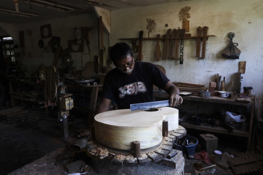 Mengintip pembuatan gitar ukir Bali yang mendunia