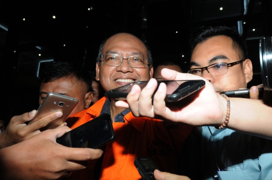Ditahan KPK, Bupati Malang umbar senyuman