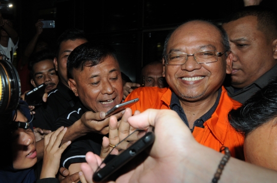 Ditahan KPK, Bupati Malang umbar senyuman