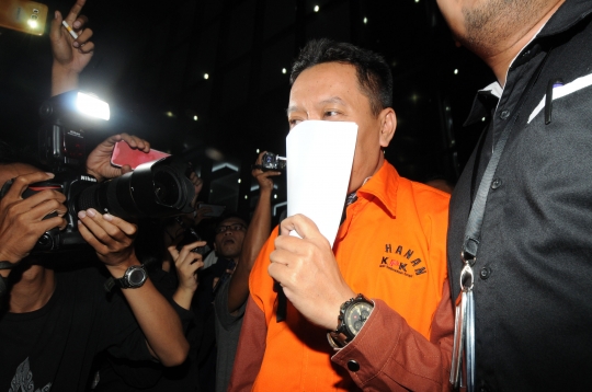 Penyuap Bupati Malang tutupi wajah saat ditahan KPK