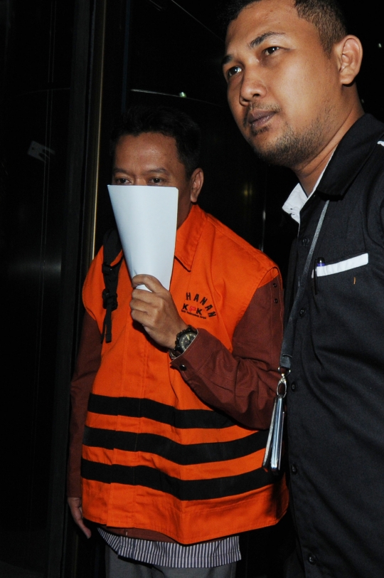 Penyuap Bupati Malang tutupi wajah saat ditahan KPK