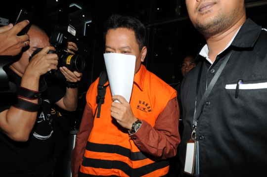 Penyuap Bupati Malang tutupi wajah saat ditahan KPK
