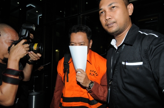 Penyuap Bupati Malang tutupi wajah saat ditahan KPK