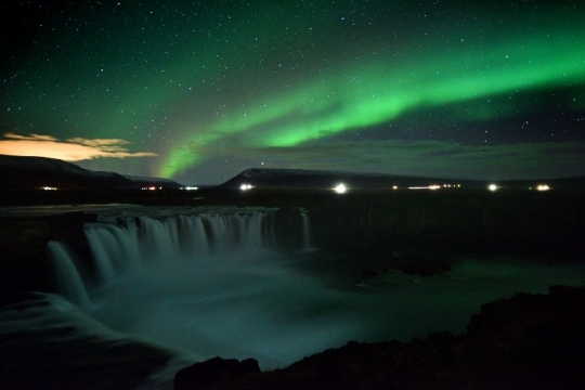 Memandangi indahnya fenomena aurora borealis di langit Islandia