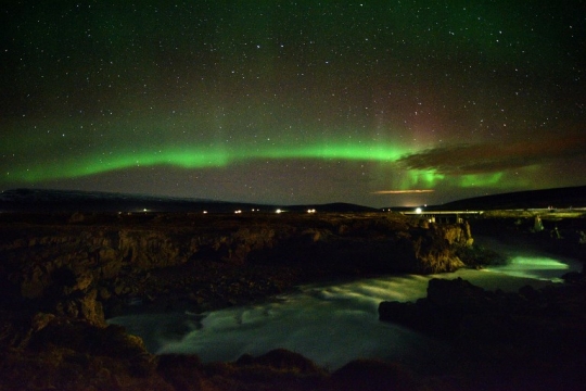 Memandangi indahnya fenomena aurora borealis di langit Islandia