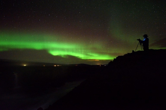 Memandangi indahnya fenomena aurora borealis di langit Islandia