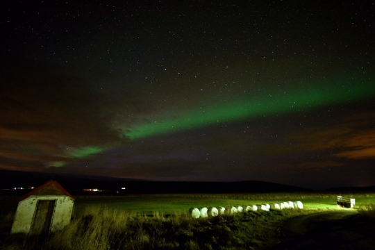 Memandangi indahnya fenomena aurora borealis di langit Islandia