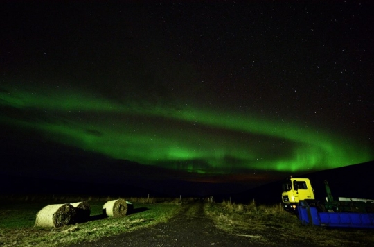 Memandangi indahnya fenomena aurora borealis di langit Islandia