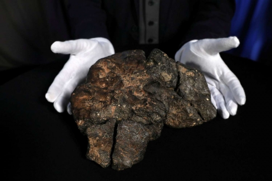 Meteor dari Bulan ini dilelang miliaran rupiah