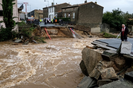 Banjir bandang lumpuhkan jalanan di Prancis