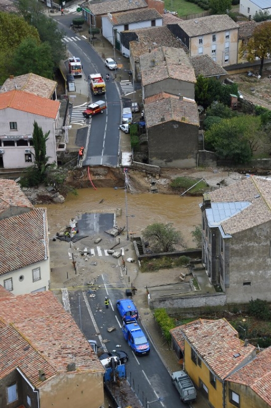Banjir bandang lumpuhkan jalanan di Prancis