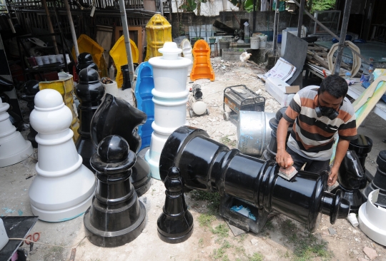 Menengok pembuatan catur raksasa di Pondok Aren