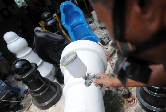 Menengok pembuatan catur raksasa di Pondok Aren