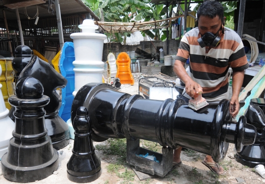 Menengok pembuatan catur raksasa di Pondok Aren
