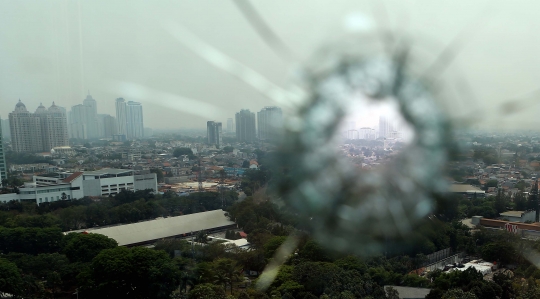 Ini penampakan kaca ruang anggota DPR yang terkena peluru nyasar