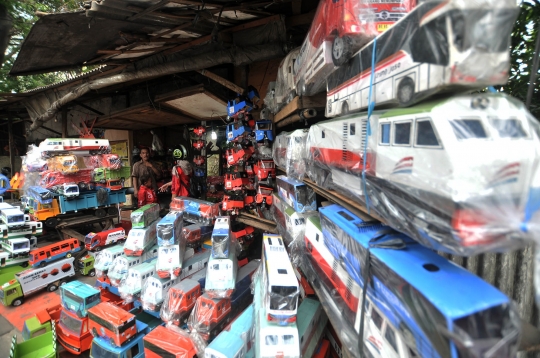 Geliat pedagang mainan lokal bertahan dari produk impor