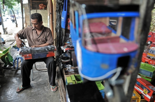 Geliat pedagang mainan lokal bertahan dari produk impor
