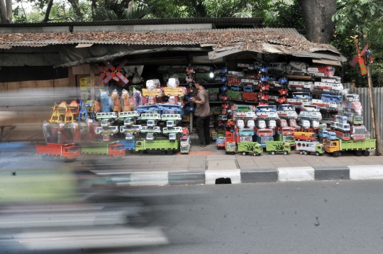 Geliat pedagang mainan lokal bertahan dari produk impor