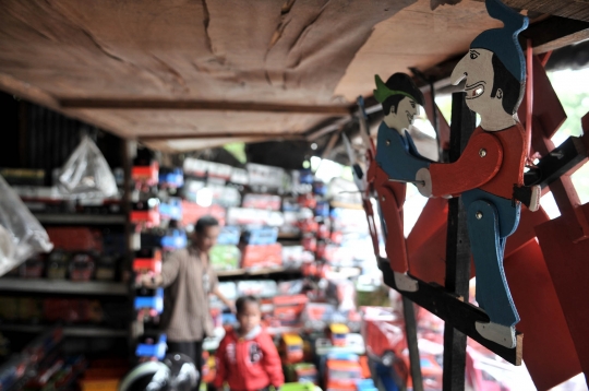 Geliat pedagang mainan lokal bertahan dari produk impor