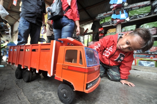 Geliat pedagang mainan lokal bertahan dari produk impor