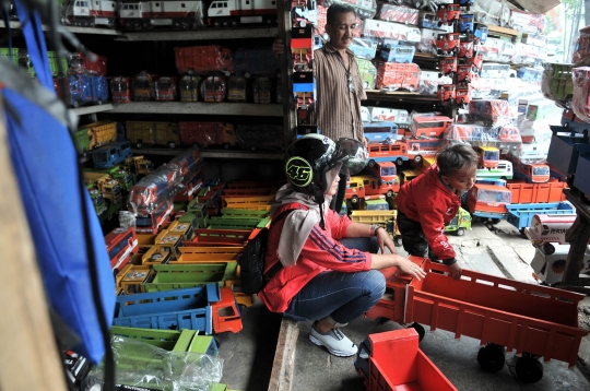 Geliat pedagang mainan lokal bertahan dari produk impor