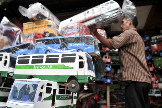 Geliat pedagang mainan lokal bertahan dari produk impor